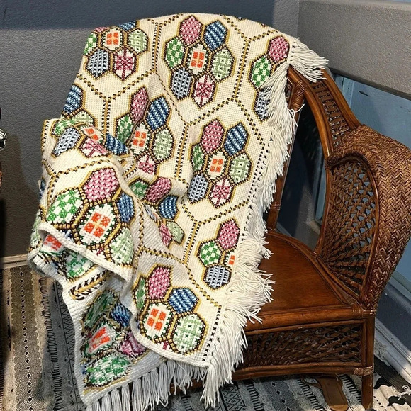 VINTAGE 60'S COTTAGECORE TUNISIAN CROCHET WITH HEXAGON OVERLAY STITCH AFGHAN - Picture 3 of 7